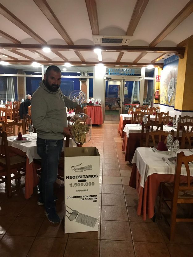 Restaurante Paco e Isabel tirando tapones